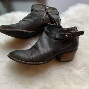 Gorgeous DV Rich Olive Leather Booties 6.5
